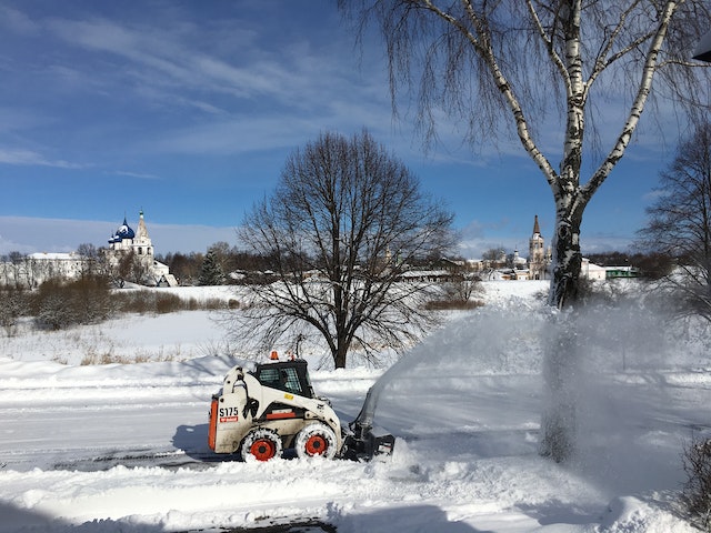 Snöplöjning